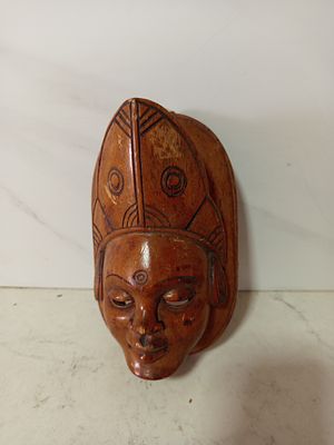 מסיכה מעץ עבודת יד מאויירת עשירה מאוד 
גובה 20 סמ