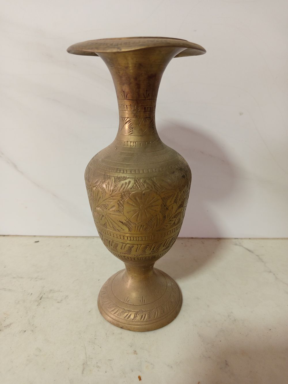 אגרטל עשוי ברונזה עבודת יד מאויירת עשירה חריטות 
גובה 19 סמ