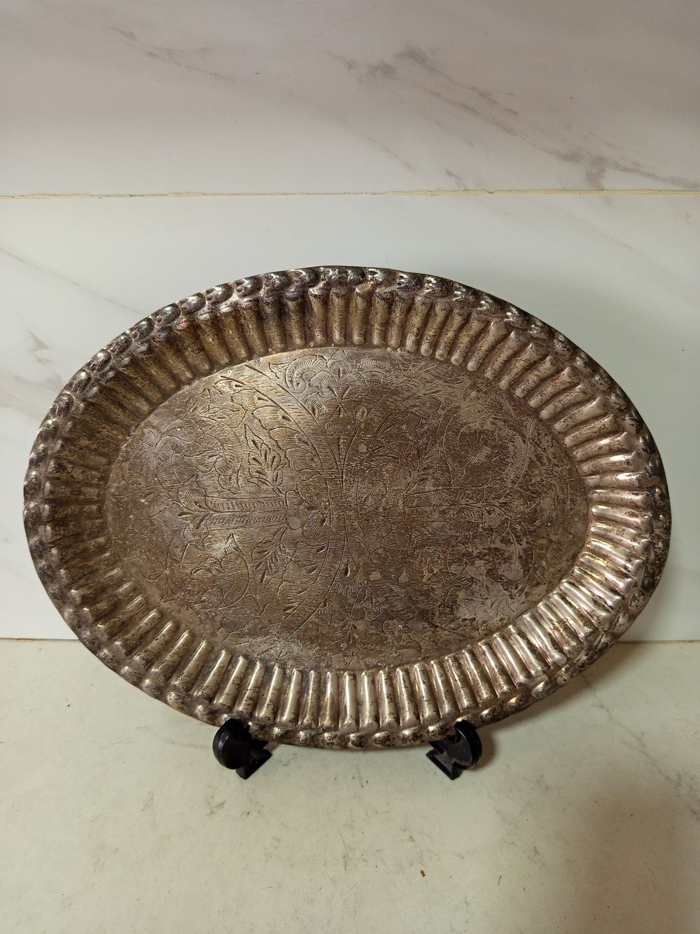 מגש גדול חריטות עבודת יד מאויירת עשירה 
קוטר 35 סמ