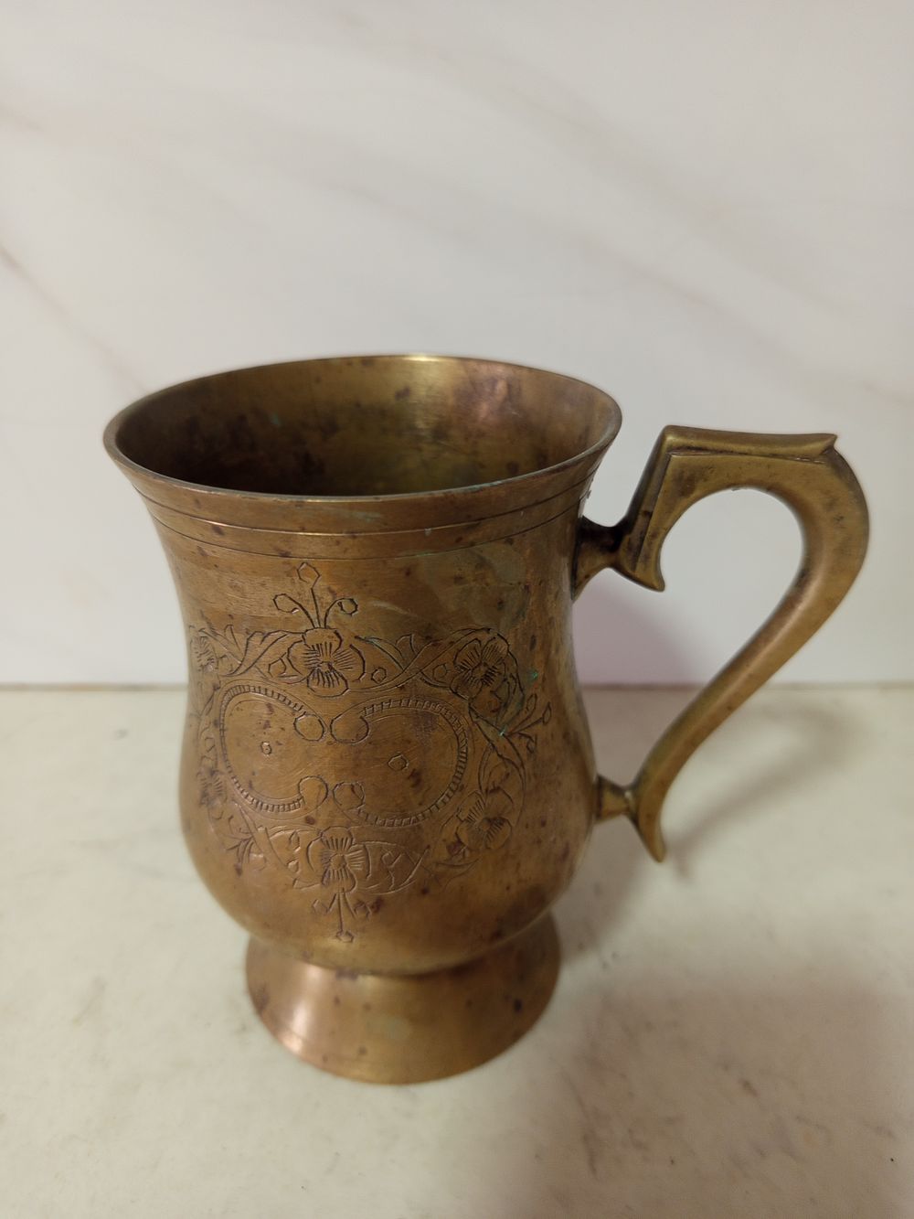 ספל נטילת ידיים עשוי מברונזה יצוקה המאה 18 כבד מסיבי במצב מושלם. עשוי ברונזה עבודת יד מאויירת 