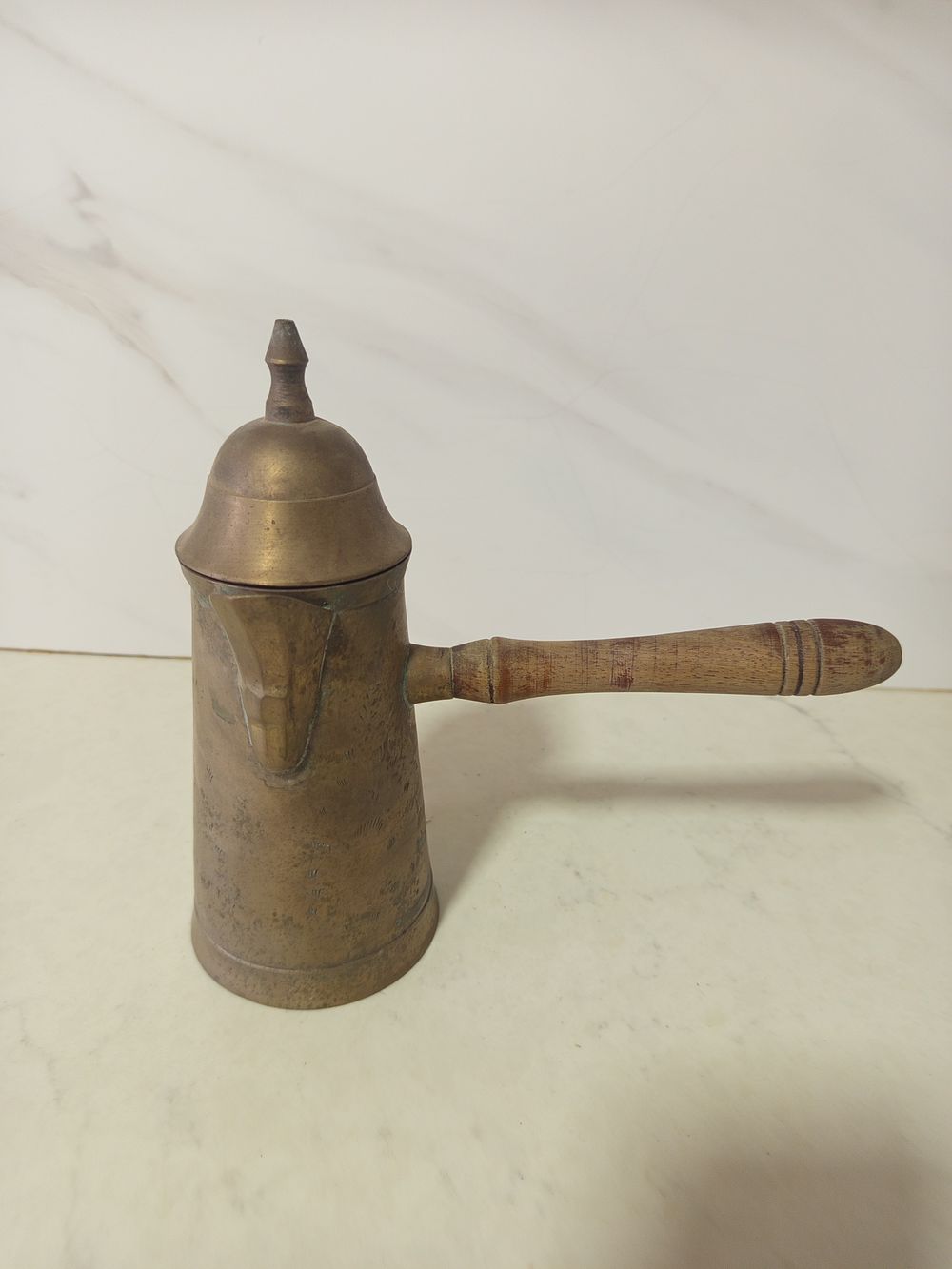 קנקן מזיגה איסלם 
ידית עץ 
כבד מסיבי 
גובה 20 ס''מ 
אורך כולל ידית 21 סמ