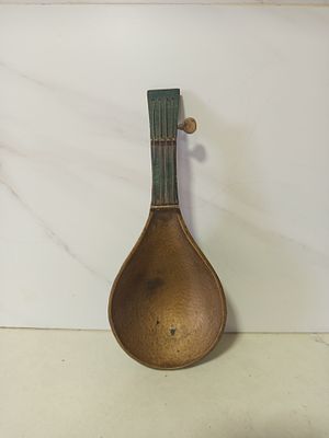 מאפרה ברונזה בצורת כינור . מאפרה עשוי ברונזה עבודת יד בצורת כינור כבדה מסיבית 
אורך 24 סמ