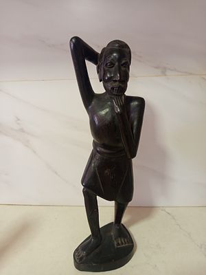 פסל עץ דמות אדם חושב כבד מסיבי עבודת יד 
גובה 35 סמ על מעמד