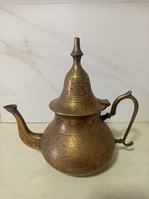 קומקום גדול ברונזה . קומקום גדול עשוי ברונזה עבודת יד מאויירת חריטות כבדה מסיבית 
עבודה מהממת 