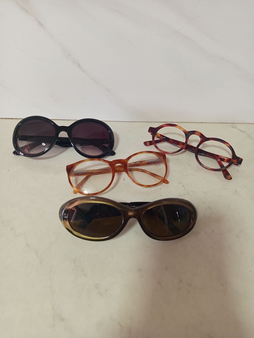 ארבע זוגות משקפיים מצבים טובים חלק ממותגים
