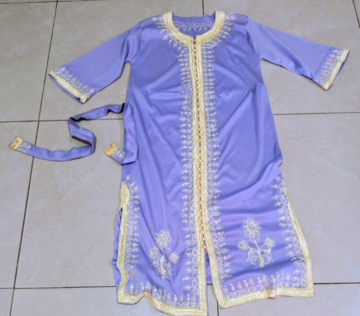 כותונת בד מרוקאי 
צבע סגול עם נצנצים זהב