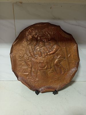 מגש גדול מימדים עשוי ברונזה אדומה . מגש גדול מימדים עשוי ברונזה עבודת יד מאויירת עשירה 
ברונזה 