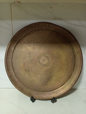 מגש גדול מימדים עשוי ברונזה איסלם 
חריטת איורים עבודת יד צבעונית עשירה 
דמויות חיות 