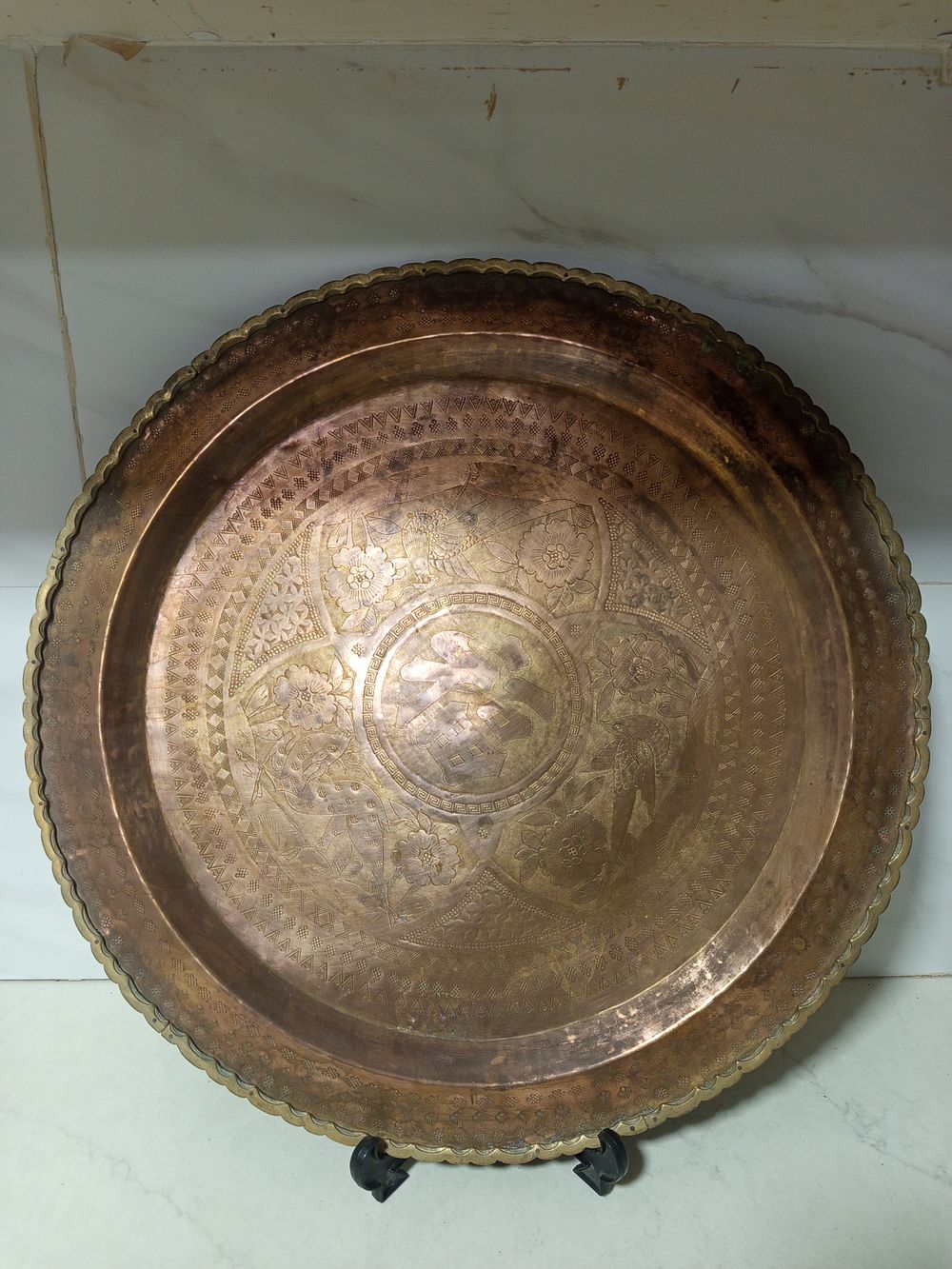 מגש גדול מימדים עשוי ברונזה אדומה עבודת יד צבעונית מאויירת עשירה 
מצב מושלם 
קוטר 51 סמ 
כבד 