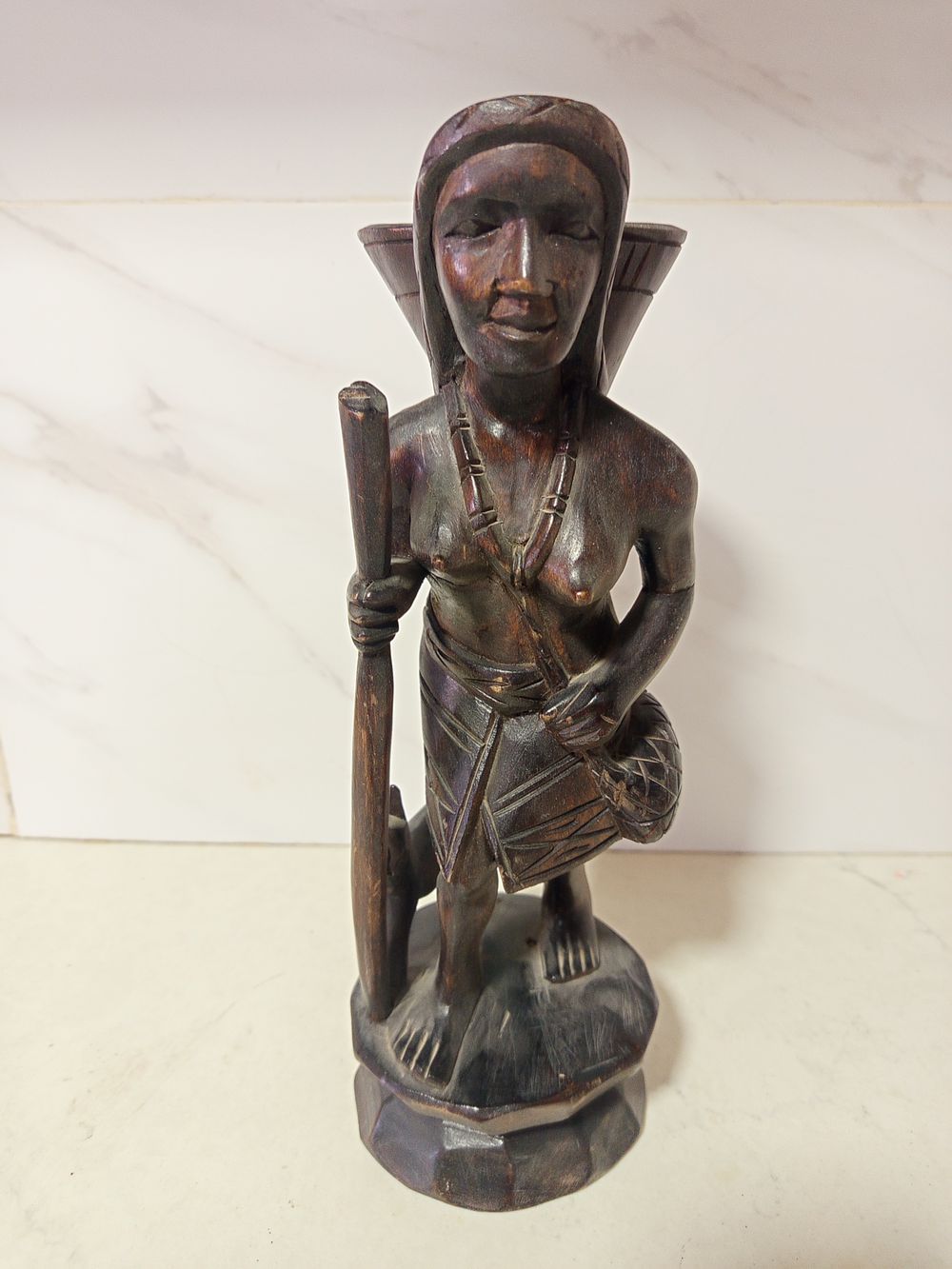 דמות אישה מעץ מלא מקסיקו . דמות אדם עשוי עץ 
אישה נושאת דלי על גבה על מעמד עץ 
גובה 30 סמ