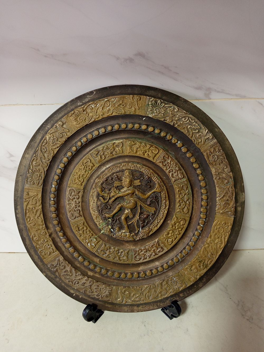 מגש גדול מימדים עשוי ברונזה עבודת יד צבעונית מאויירת עשירה דמות אדם במרכז רוקד 
כבד מסיבי 