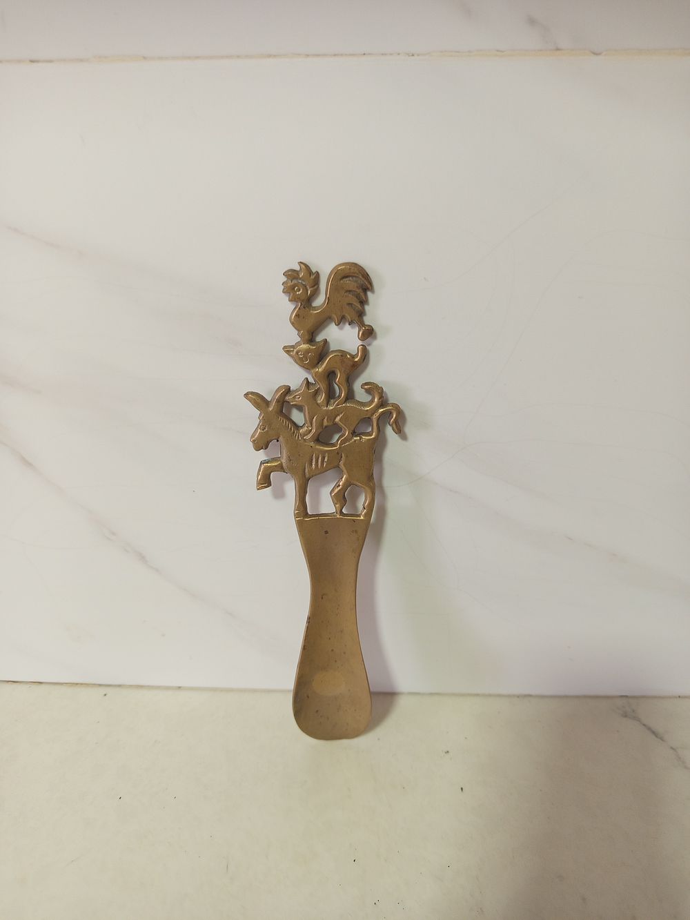 עשוי ברונזה 
גובה 20 ס''מ 
עבודת יד יש חיות כלב ציפור חמור תרנגול 
משמש להרחבת נעל או חומץ דפים בספר