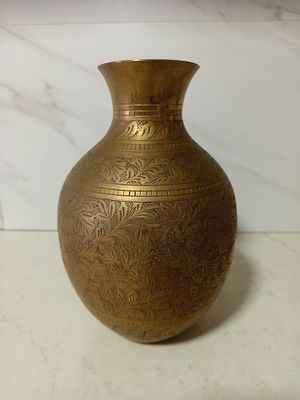 אגרטל עשוי ברונזה עבודת יד מאויירת עשירה חריטות כבד מסיבי מצב מושלם 
גובה 22 סמ