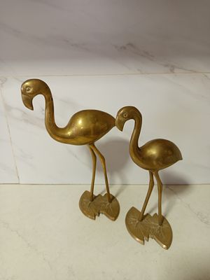 זוג עגורים על מעמד עשוי ברונזה . זוג ציפורים עגורים ? עשוי ברונזה עבודת יד על בסיס ברונזה 
גובה 