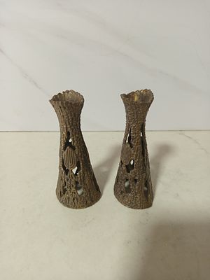זוג פמוטים עשוי ברונזה עבודת יד עשירה 
להדלקת נרות 
גובה 12 סמ