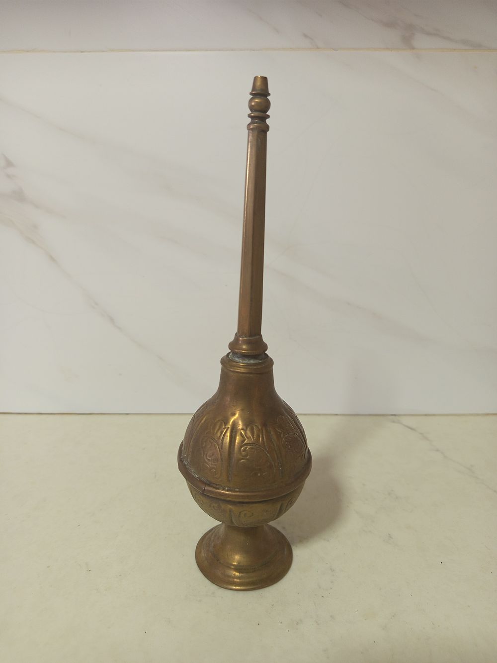 מבשם עשוי ברונזה עבודת יד צבעונית עשירה מאויירת חריטות 
גובה 24 סמ