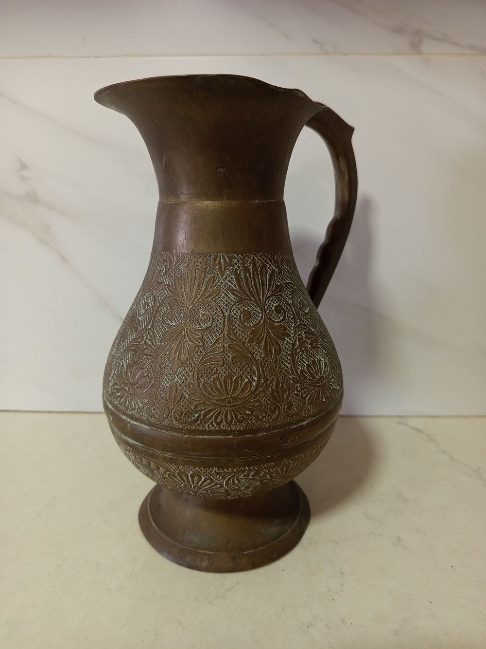 קנקן מזיגה עשוי ברונזה אגרטל כבד מסיבי עבודת יד מאויירת עשירה חריטת 
גובה 25 ס''מ קוטר עליון 12 סמ