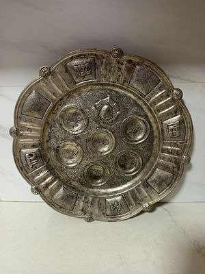 מגש גדול סדר פסח. מגש גדול מימדים עשוי פיוטר ? 
סדר פסח 
קוטר 36 סמ זקוק לניקוי קל חם ואוהב