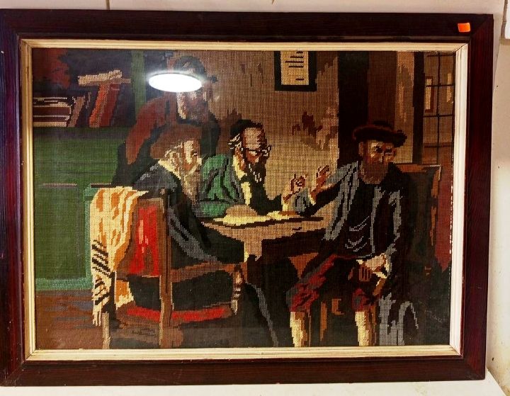 עבודת גובלן (רקמת חצי צלב) וינטאג' ממוסגרת, המבוססת על הציור הידוע בשם "הדיון" (The Discussion) 