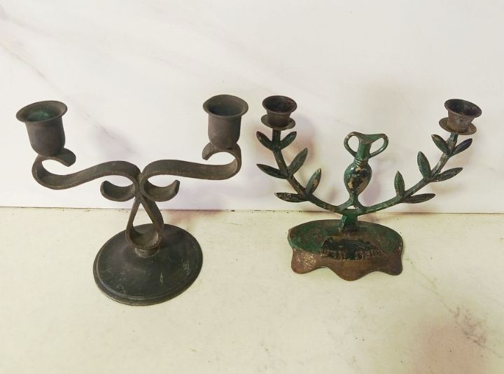 פמוטי וינטג' עשויים פליז או ברונזה עם פטינה, המאפיינים את סגנון הישראליאנה ואמנות המתכת בארץ 