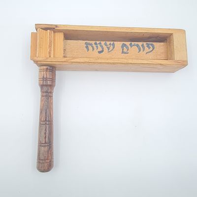 רעשן ישן מיוחד עשוי מעץ, גדול ומרשים, תקין, עם כיתוב 'פורים שמח'
מידות 23 ס"מ * 20 ס"מ