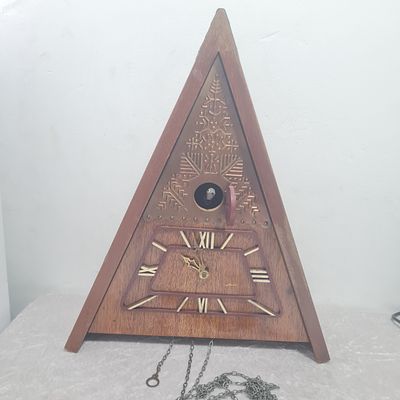 שעון קוקיה רוסי ישן, עשוי עץ עם ריקועי נחושת, כולל שרשראות ללא משקולות, לא במצב עבודה. 
גובה 40 ס"מ