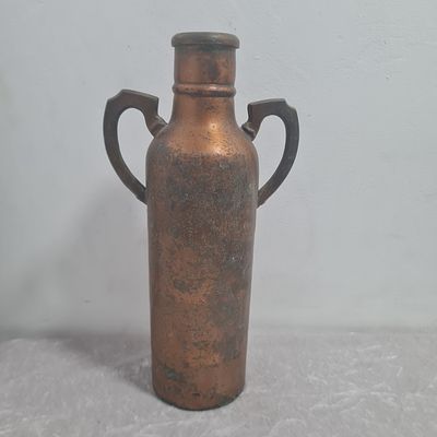 אגרטל ישן עשוי נחושת, סימני שימוש ושקעים 
גובה 29 ס"מ