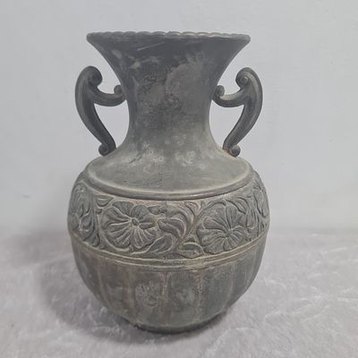 אגרטל ישן עשוי מתכת כבד ואיכותי, עם תבליטי פרחים 
גובה 18 ס"מ 
משקל מעל 1 ק"ג