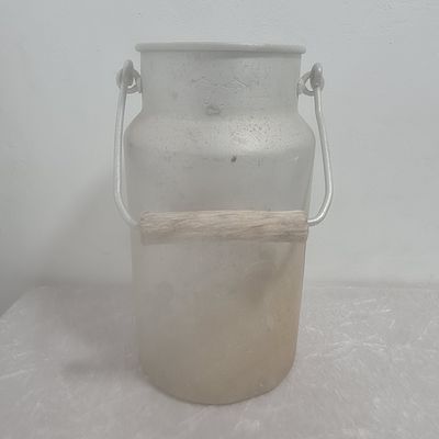 כד חלב ישן, עשוי אלומיניום, עם ידית עץ, חתום. 
גובה 26 ס"מ