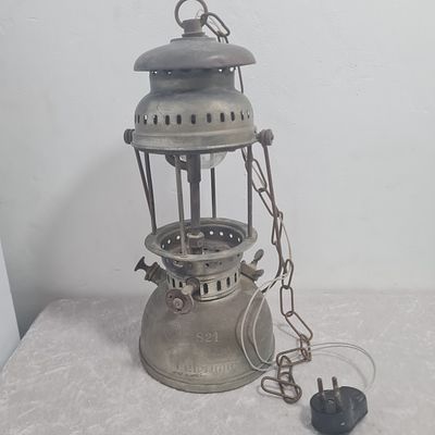 מנורת נפט ישנה, עשויה נחושת, תוצרת גרמניה, חתומה. סימני שימוש ושקעים, הוסבה למנורת חשמל, לא 