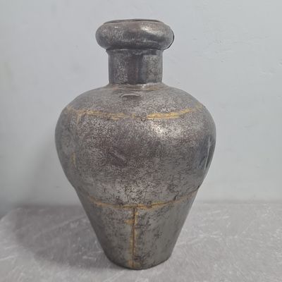 אגרטל מעוצב עשוי מתכת, סומני בלאי ושקעים 
גובה 31 ס"מ