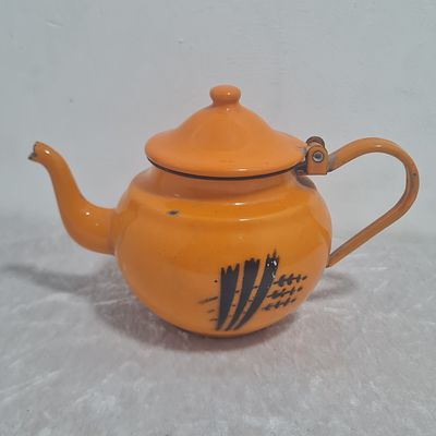 קומקום ישן מצופה אמאייל, כתום, מעט פגמים בציפוי 
גובה 13 ס"מ