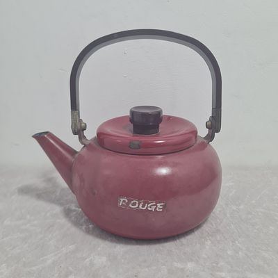 קומקום ישן מצופה אמאייל, אדום, ישנם פגמים בציפוי 
גובה כולל ידית 20 ס"מ