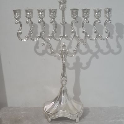 חנוכיה קטנה לנרות, עשויה מתכת צבע כסוף, מצב מצוין 
גובה כ 21 ס"מ 
רוחב עליון כ 17 ס"מ