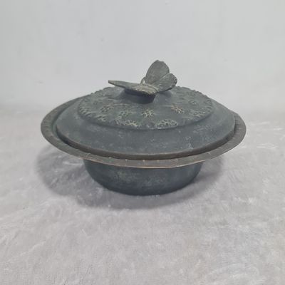 קערה עם מכסה, ישן עשוי נחושת, 
ידית פרפר, בלאי טבעי 
גובה 8 ס"מ 
קוטר רחב 16 ס"מ