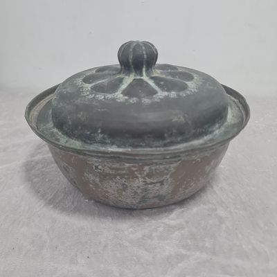 קופסת נחושת עתיקה עם מכסה 
גובה 12 ס"מ 
קוטר רחב 17 ס"מ