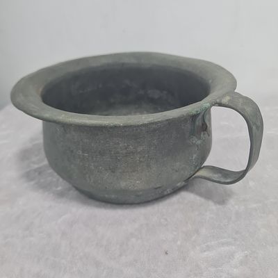 נטלה / כלי רחצה עתיק עשוי נחושת, כבד ( שוקל כמעט 800 גר ) 
גובה 9 ס"מ 
קוטר עליון 18 ס"מ