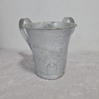 נטלה מרשימה ממתכת עם תבליט ירושלים, בלאי בצבע 
גובה 12 ס"מ 
קוטר 12 ס"מ