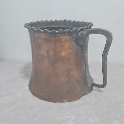 נטלה / כלי רחצה עתיק עשוי נחושת, גדול ומרשים 
גובה 16 ס"מ 
קוטר בסיס 18 ס"מ