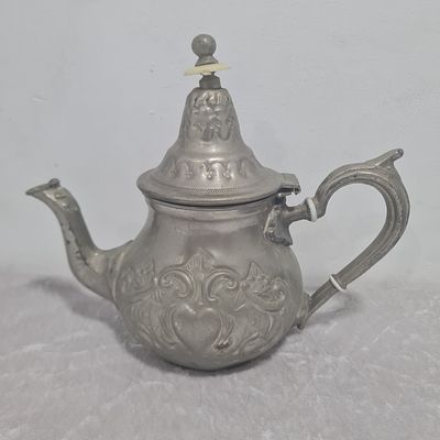 קומקום איסלאמי ישן חתום בתחתית 
גובה 19 ס"מ