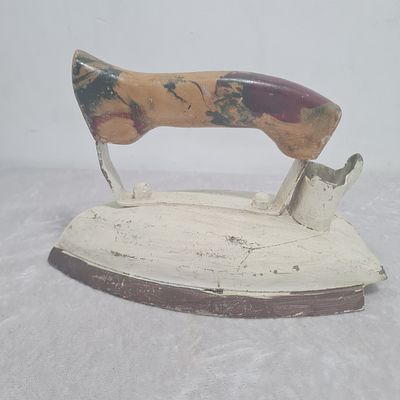 מגהץ חשמלי וינטג' כבד מאד, ידית עץ, עיטורי פרחים 
אורך 21 ס"מ