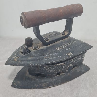 מגהץ פחמים ענק וכבד, עתיק חתום 
גובה 16 ס"מ 
אורך 19 ס"מ