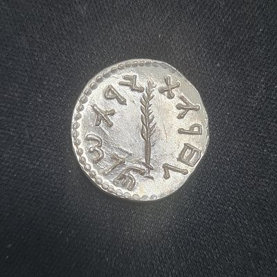 מטבע כסף רפליקה של מטבע עתיק 
משקל כ 3.9 גרם 
כסף 0.900