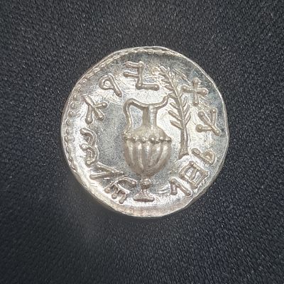 מטבע כסף רפליקה של מטבע עתיק 
משקל כ 3.9 גרם 
כסף 0.900