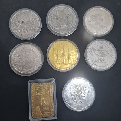 8 מטבעות אספנות מיוחדים בקפסולות, ככל הנראה רפליקות לא מכסף