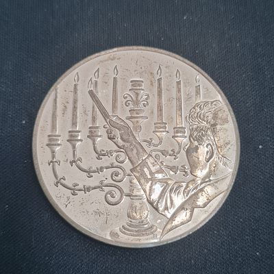 מדליה מוזהבת - חנוכה 
קוטר כ 4 ס"מ