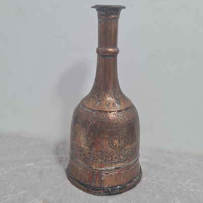 בסיס נחושת עתיק, ככל הנראה שימש למנורה, עם חריטות, מצב משומש כמצולם 
גובה 26 ס"מ