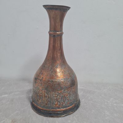 בסיס נחושת עתיק, ככל הנראה שימש למנורה, עם חריטות, מצב משומש כמצולם 
גובה 21 ס"מ