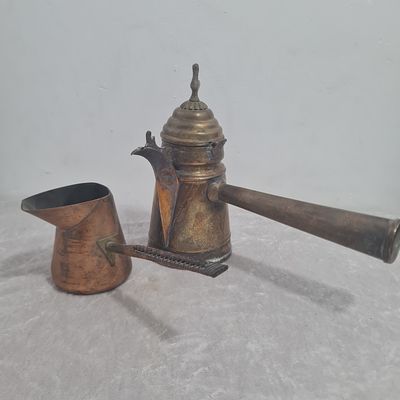 2 פינג'אנים לקפה, ישנים עשויים נחושת, מצב משומש, מעט שקעים 
גובה 18 סמ, ו - 8 ס"מ