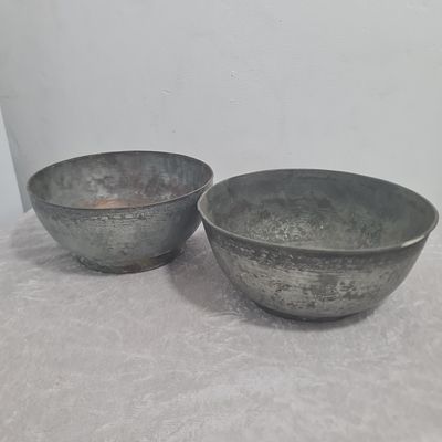 2 קערות נחושת איסלמיות עתיקות, מצב משומש, חתימה אחת 
קערה 1 : גובה 9 ס"מ, קוטר 20 ס"מ 
קערה 2 : 